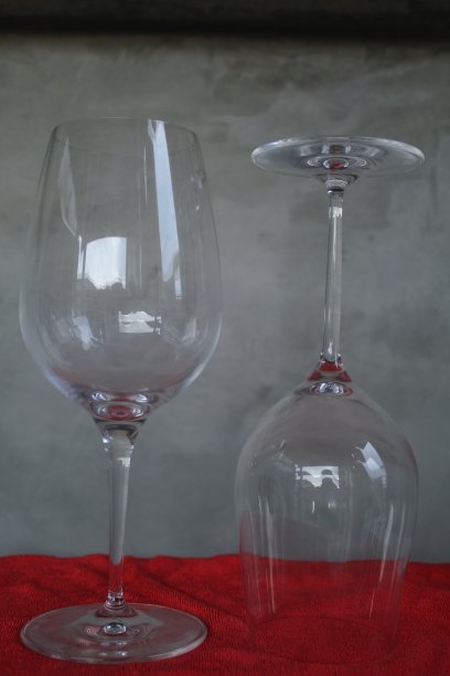 灰色背景上的两个玻璃杯图片下载