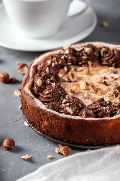 自制的坚果和巧克力甘纳许蛋糕图片下载