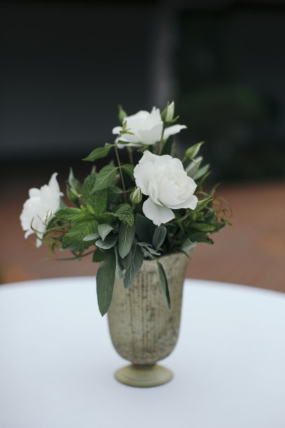 桌上花瓶里的花图片下载