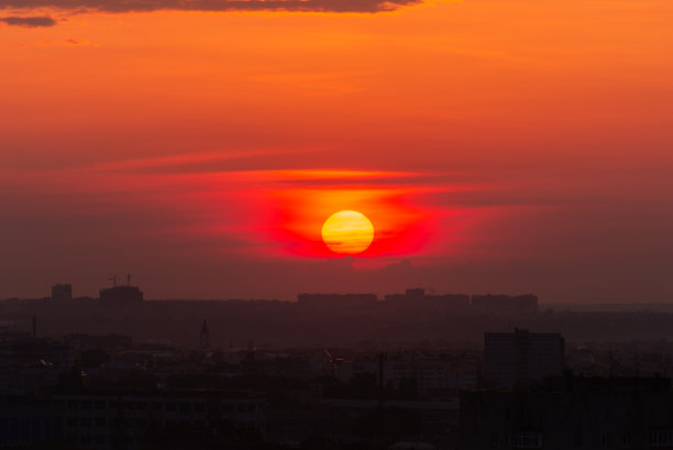美丽的橙色日落在梁赞市在夏天图片下载