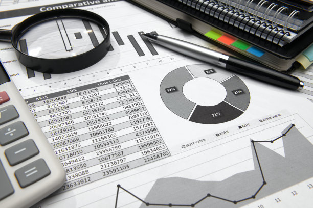 商务办公台面特写-财务报表、分析会计、套文件、图表、各种项目记帐、计算器图片下载