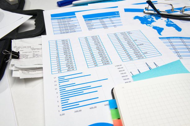 商务办公台面特写-财务报表、分析会计、套文件、图表、各种项目记帐、计算器图片下载