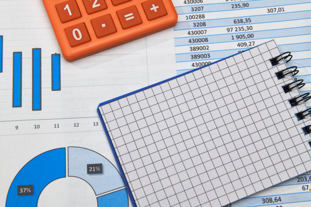 商务办公台面特写-财务报表、分析会计、套文件、图表、各种项目记帐、计算器图片下载