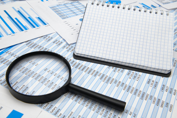 商务办公台面特写-财务报表、分析会计、套文件、图表、各种项目记帐、计算器图片下载