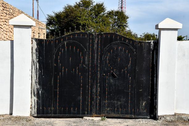 一个旧建筑的入口，照片作为背景图片下载