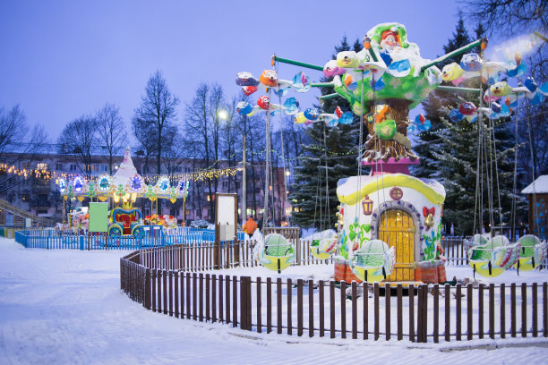 孩子们的旋转木马在冬天散发出美丽的光芒。吸引孩子们图片下载