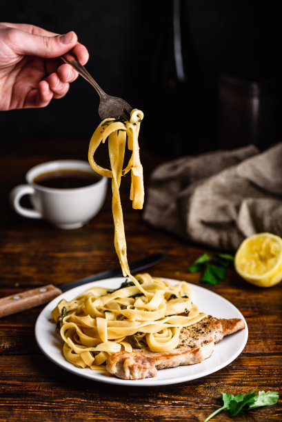 猪排配意大利干面条和刺山柑图片下载