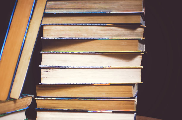 堆叠书籍背景，选择性聚焦，滤镜应用图片下载