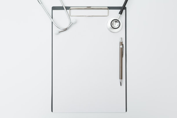 听诊器俯视图，文件板，白色背景笔和拷贝空间图片下载