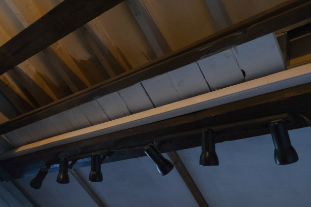 灯具在木质天花板下，水平靠近顶部，阁楼内部，木制结构与电灯图片下载