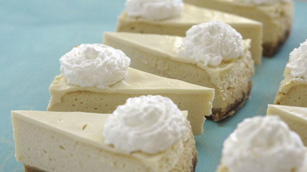 奶酪蛋糕图案，奶酪蛋糕在一个蓝色的背景俯视图图片下载