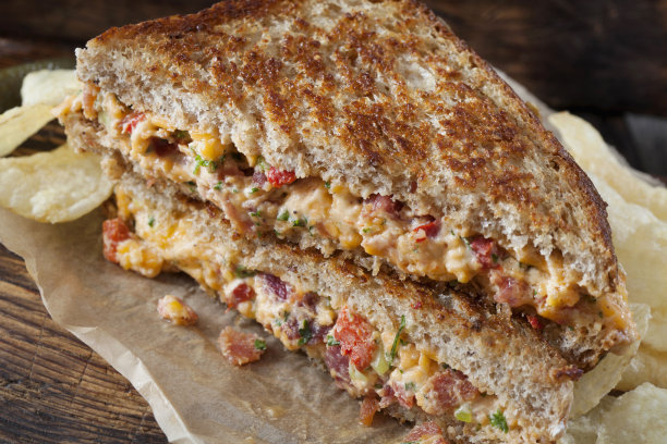 烤甜椒芝士三明治配培根图片下载