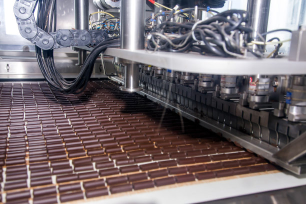 糖果工厂。糖果生产过程。带糖果的传送带。图片下载