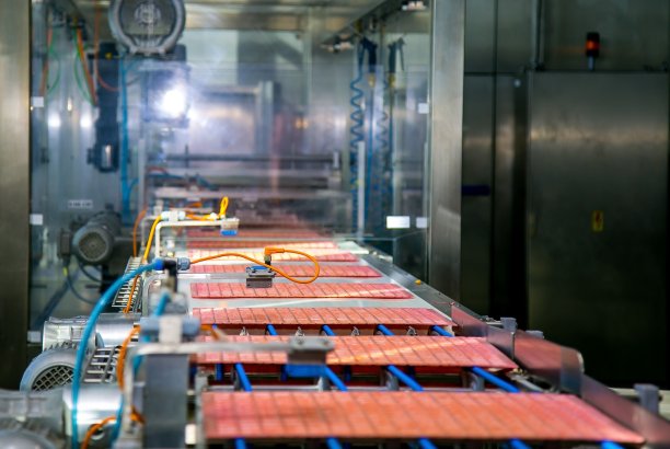 糖果工厂。糖果生产过程。带糖果的传送带。图片下载