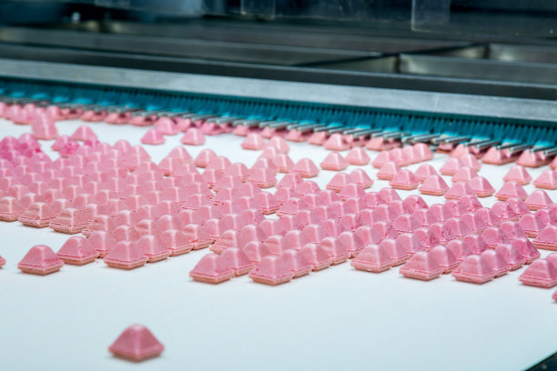 糖果工厂。糖果生产过程。带糖果的传送带。图片下载