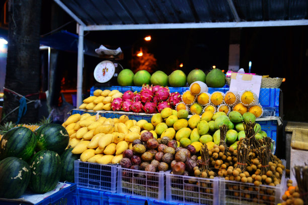 柜台上有异国风味的泰国水果图片下载