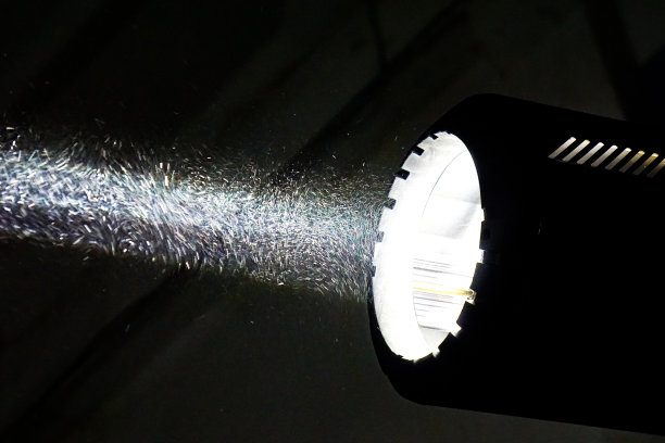 白光照亮黑暗图片下载