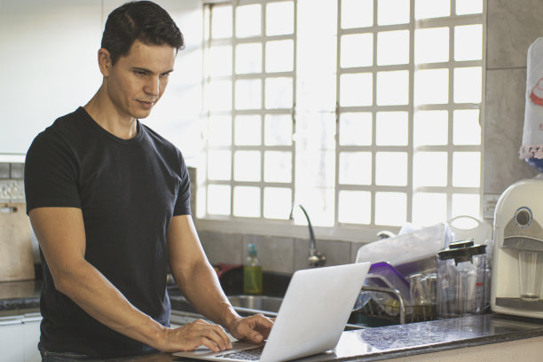 在家工作的男人。图片下载