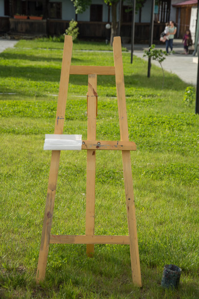 罗马尼亚比斯特里塔博物馆院子里的画架上的画图片下载