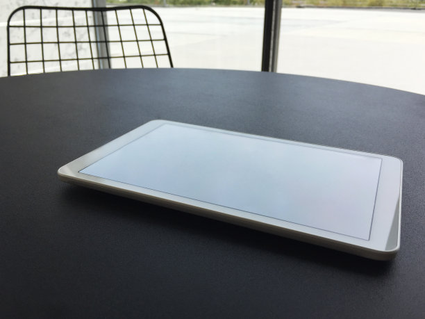 咖啡桌上放着平板电脑图片下载