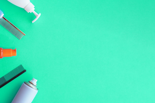 绿色背景上的经典修饰和美发工具:清漆，梳子，洗液。俯视图，复制空间图片下载