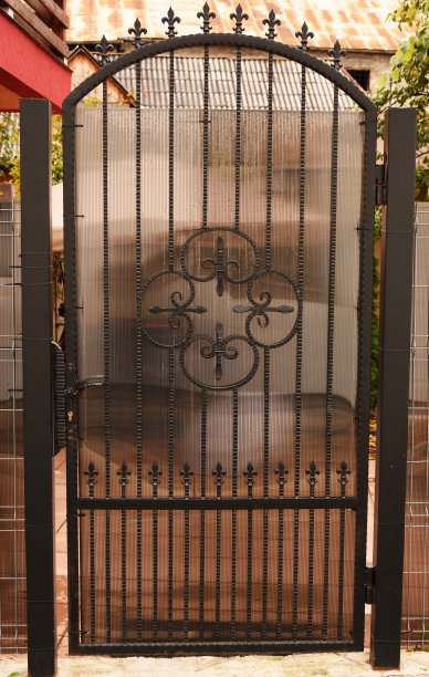 园林、建筑用锻造装饰栅栏。图片下载