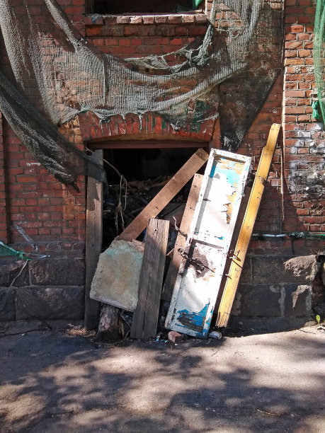 一间旧砖房的门口图片下载