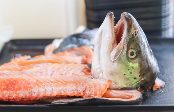 切成片的大鲑鱼还有一个鱼头图片下载