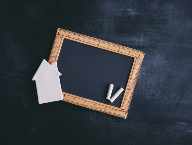 带尺子的黑板，装饰着房子图片下载