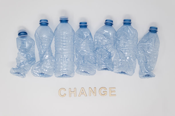 破碎的塑料瓶排成一排图片下载