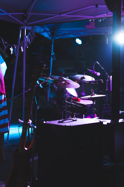 乐器搭在帐篷下面图片下载