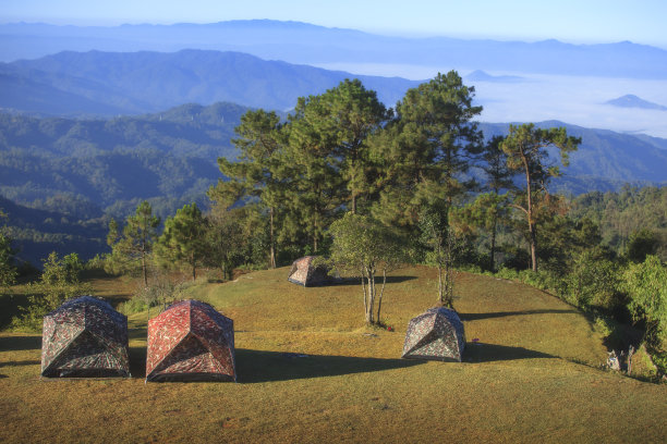 泰国清迈的Doi Luang Chiang道，日出时在以山为背景的小山上露营帐篷图片下载