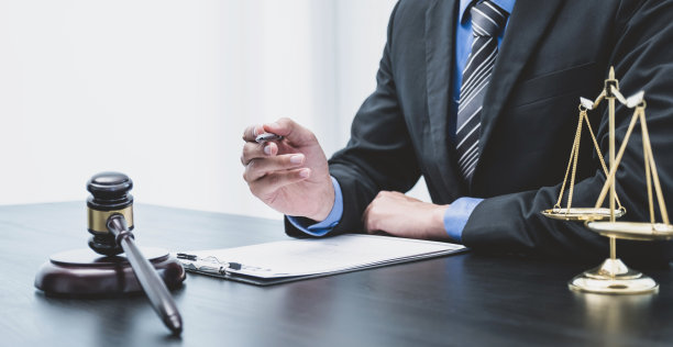 男律师提供商业纠纷咨询服务照片图片下载