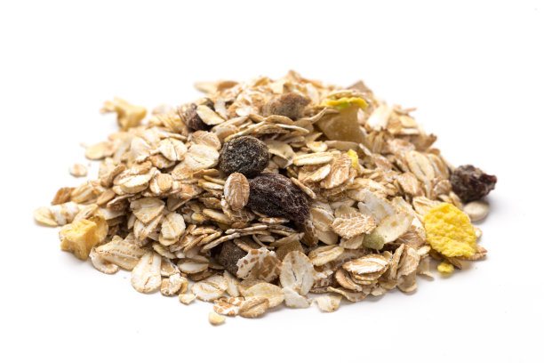 燕麦片，葡萄干，椰子，菠萝和香蕉片孤立在白色的背景。用于燕麦片或格兰诺拉麦片的包装设计。图片下载