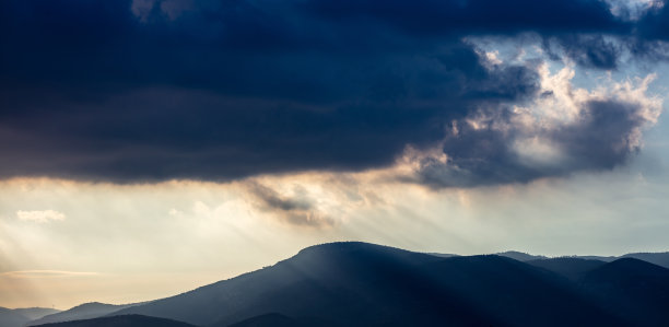 沉重的乌云笼罩在群山之上。图片下载