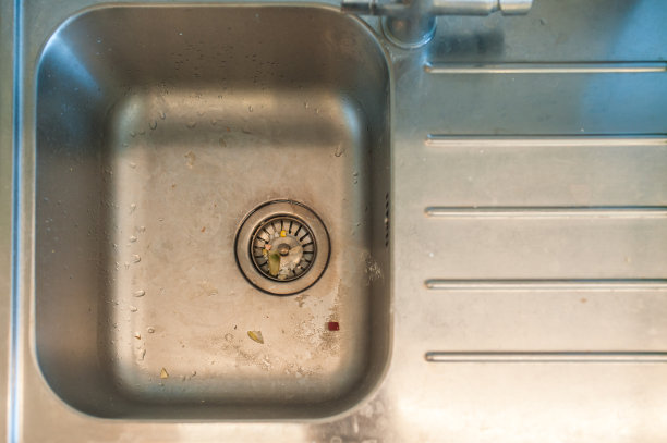 厨房水槽堵塞。有剩菜的肮脏金属水槽。图片下载