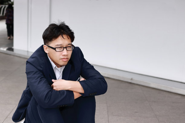 失业压力的年轻亚洲商人遭受严重的抑郁症。失败和裁员的概念。图片下载