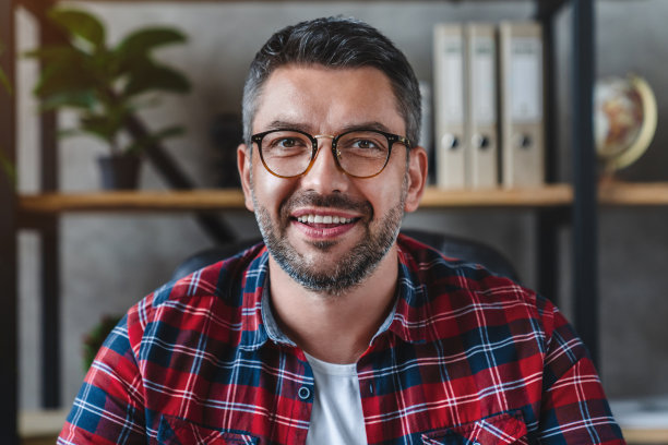 微笑的商人看着摄像头，摄像头进行视频会议图片下载