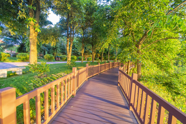 户外公园广场，日出和日落时有砖砌的人行道和木制的小路。图片下载