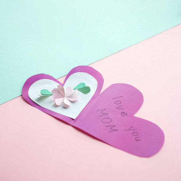 孩子们为母亲节一步一步的纸板工艺品-粉红色的花在紫色的心形状的薄片。剪刀，胶水，纸。孩子们在幼儿园、学校、家里活动。步骤7图片下载