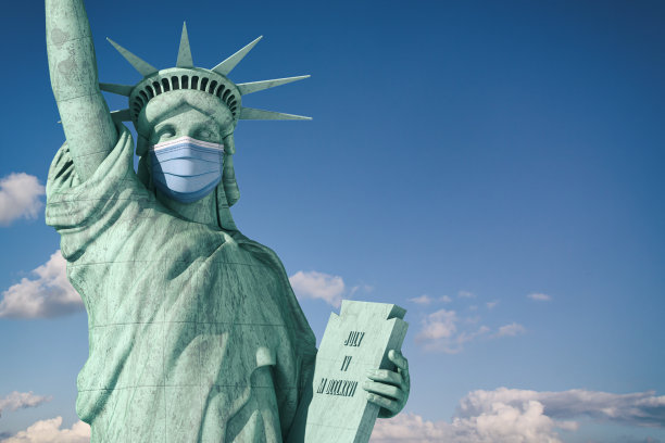 美国冠状病毒COVID - 19。自由女神像戴着医用口罩。美国医生的支持。图片下载