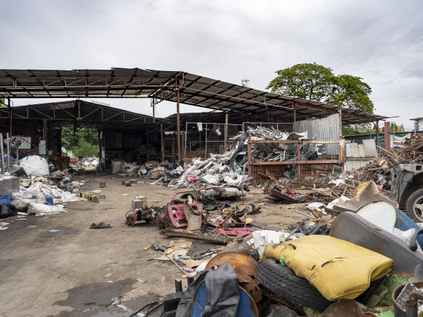 解决垃圾处理厂垃圾对环境的污染问题-巨大的垃圾堆准备装载到传送带进一步分类和处理与拷贝空间。图片下载