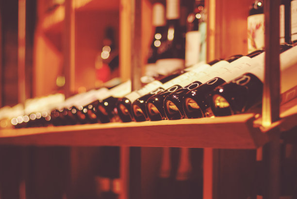 葡萄酒酒吧或葡萄酒商店的酒瓶，作为柔和的背景图片下载