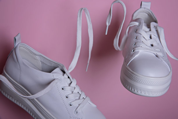 白色的运动鞋在空中飞翔。图片下载