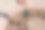 那女孩的手拿着车钥匙，盖住了车门。把车钥匙放在打开的舱门里图片下载