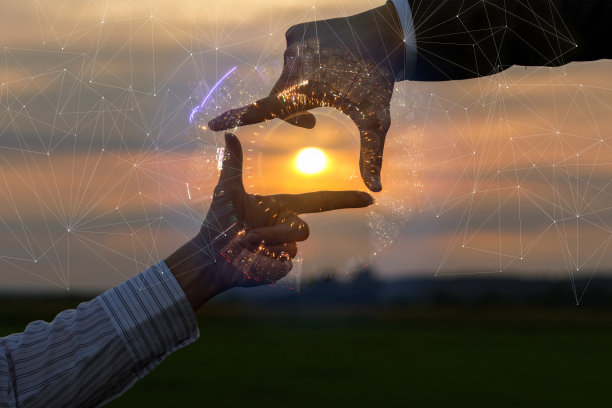 一位商人的双手展示着一幅裁剪过的作品。图片下载