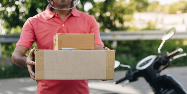 快递员通过寄包裹到客户家里服务图片下载