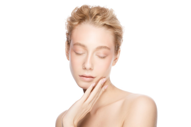 美丽的肖像年轻美丽的金发女人的脸摆姿势闭上眼睛，触摸她完美的皮肤，孤立在白色的背景图片下载