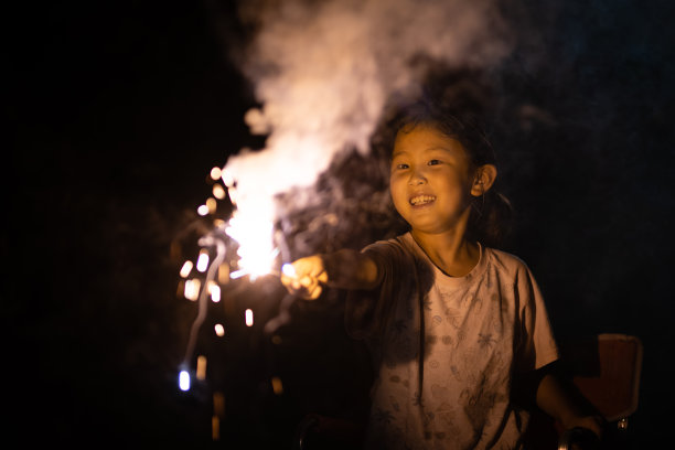 女孩玩着手持烟花图片下载