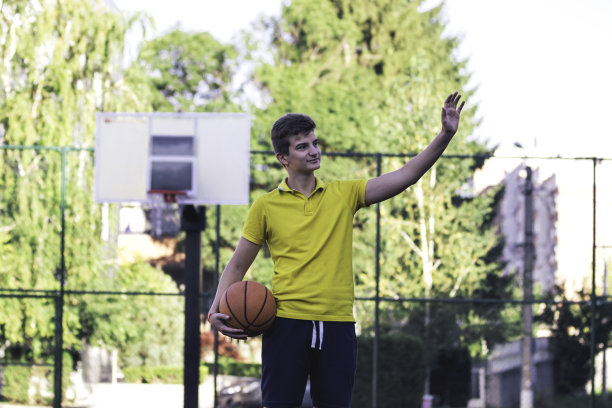 打篮球的少年图片下载